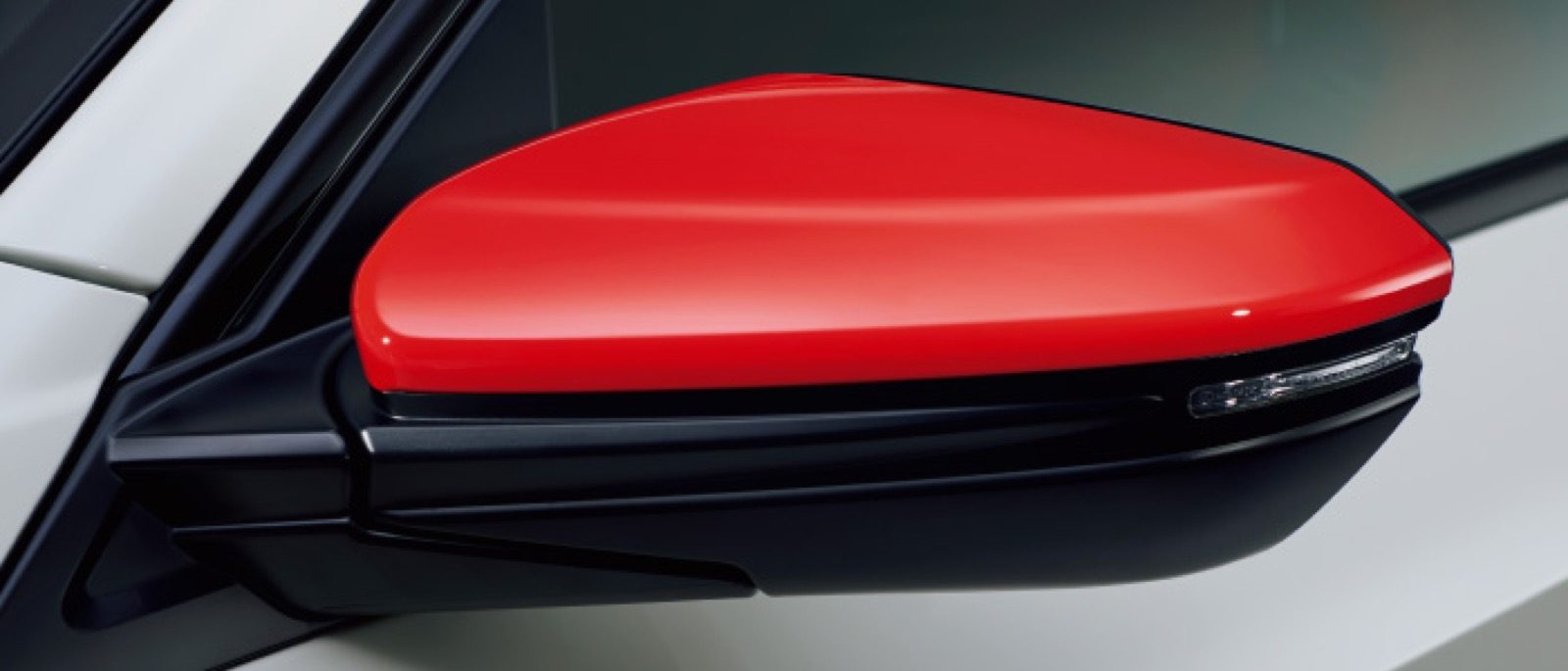 紅色照後鏡也能有效營造出戰鬥氣息