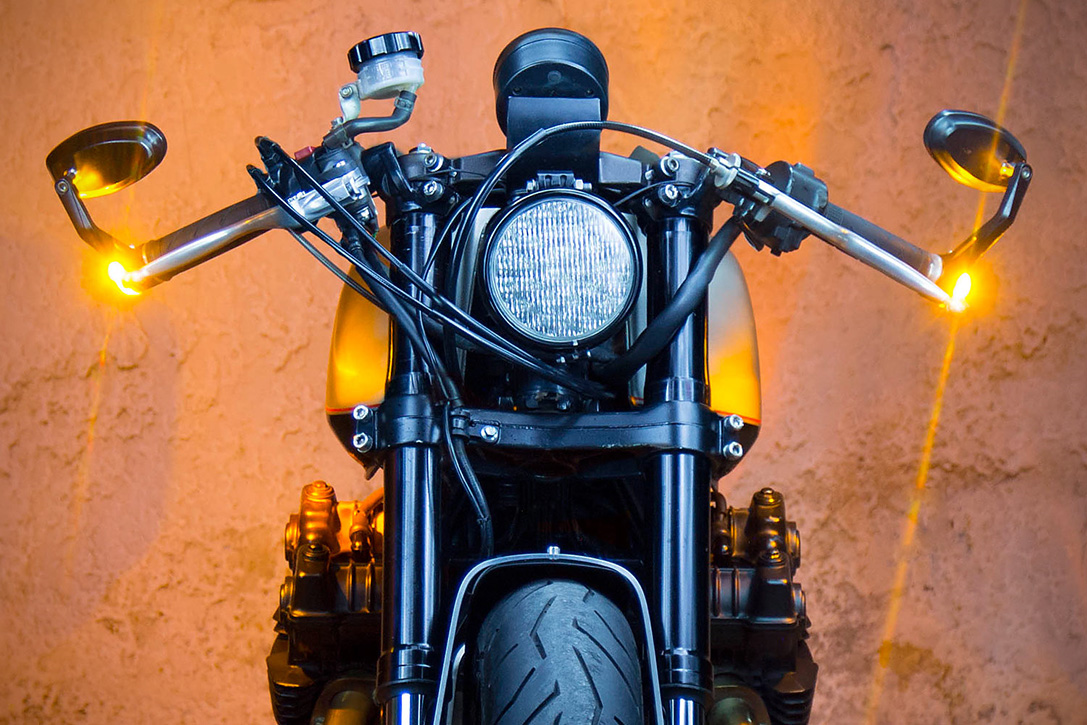 為了要迎合cafe racer風格,方正的長形油箱搭配短小的單座墊,就能帶來濃厚的復古跑車風格,並將街車把手改成分離式