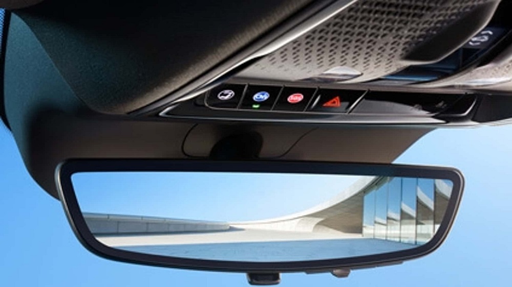 越來越多人使用的電子後照鏡也列為車輛標配