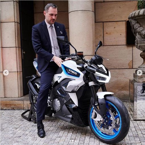 有著最帥市長之稱的布拉格市長賀瑞普(ZdeněkHřib)前來參觀試乘KYMCO RevoNEX
