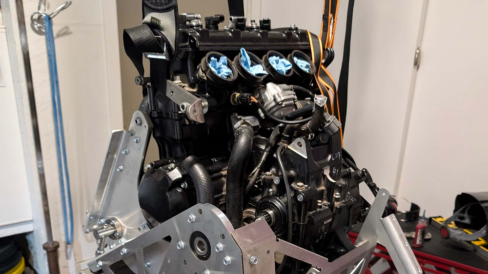 國外一位創作者將Kawasaki ZX-10R的引擎裝到Nissan Leaf上