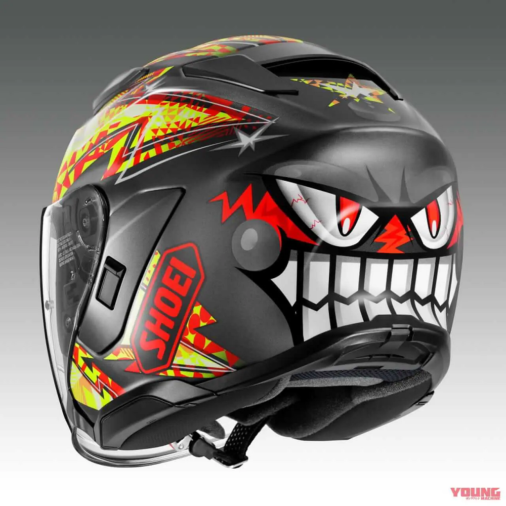 採用了黑色作為基底，配色採用了橘色、紅色、銀色等鮮豔的顏色來點綴