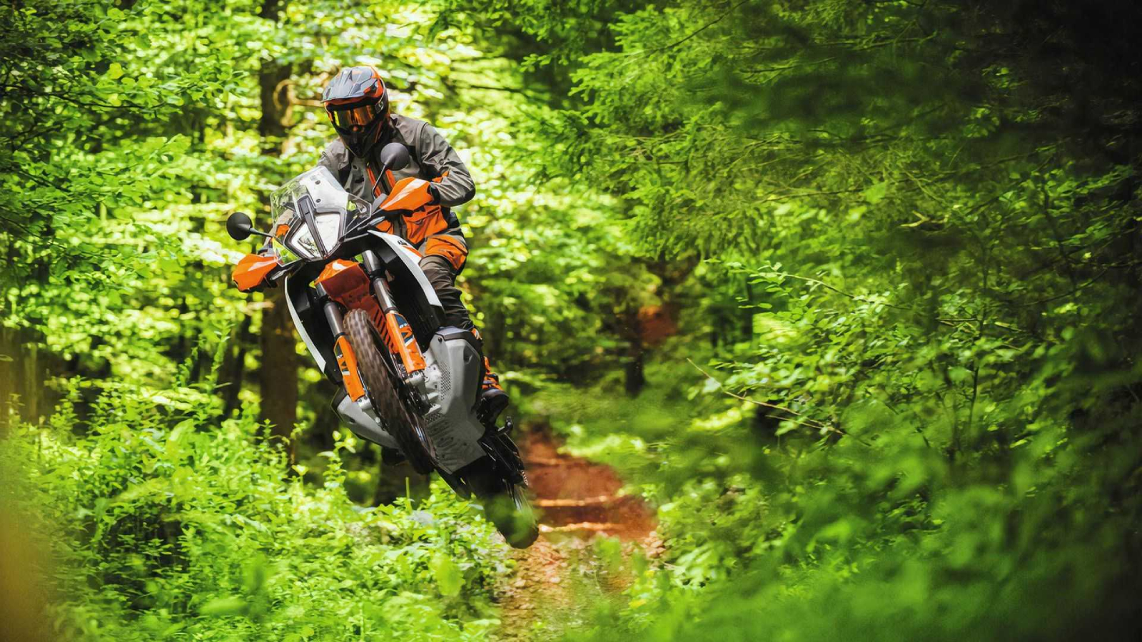 2023年小改款890 Adventure R加上更多科技元素,但外觀仍然不失野人特質