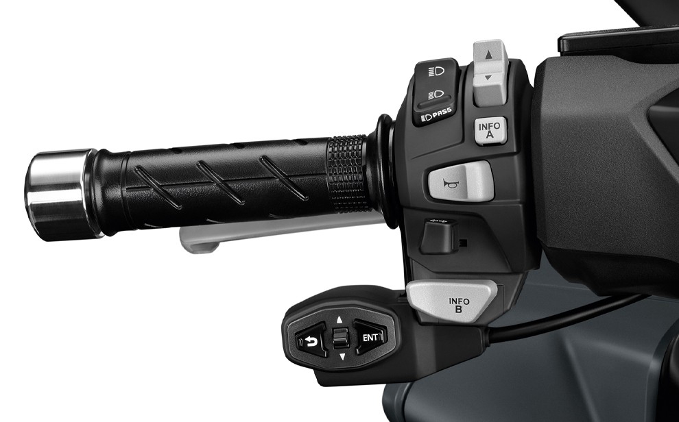 左手開關新增控制按鍵，但看起來有些土炮改裝的感覺