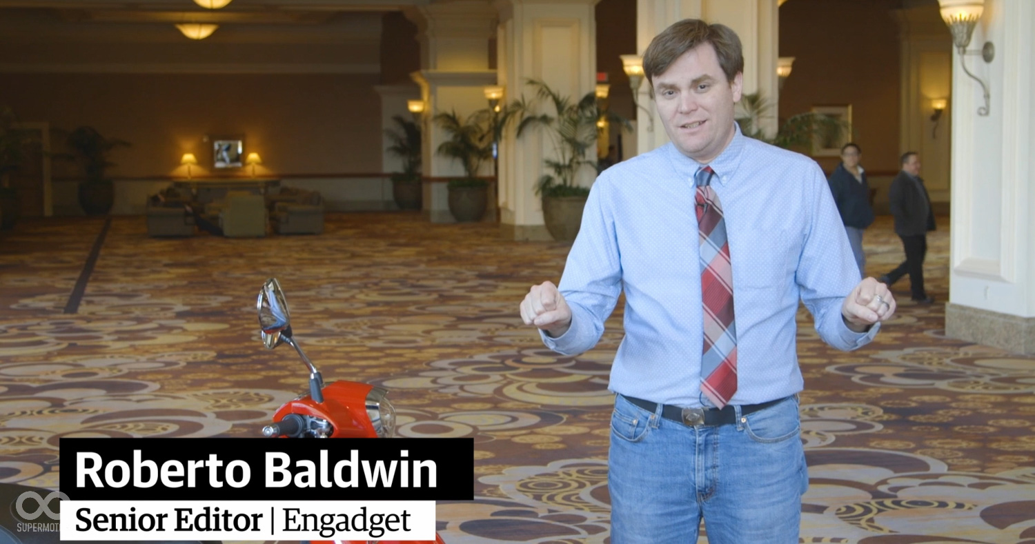 在這次CES上,光陽發表了他們最新的Noodoe 系統,這是速克達專用的智慧系統,所以它這跟你車上的有點不一樣,因為它能讓你"一眼辨識",你不需要低頭騎車,算是一個撇看的介面系統。