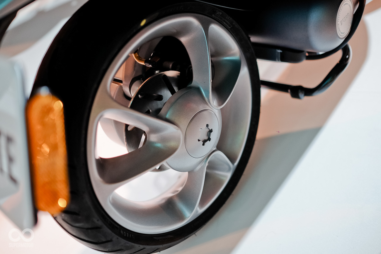 輪圈質感差異非常明顯,Lite由原本的陽極電鍍改為粉體烤漆