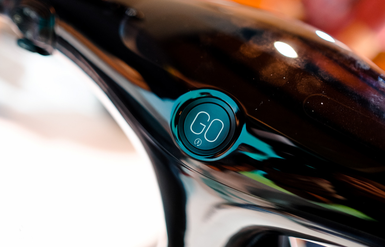 gogoro的主要開關GO鍵,也換成霧面印刷按鍵