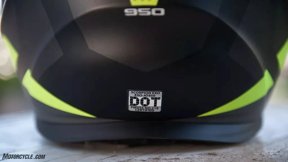 全罩式安全帽的價格範圍非常廣,如果你有預算考量一定要記得挑選有DOT認證的帽款,確保你有足夠的防護性