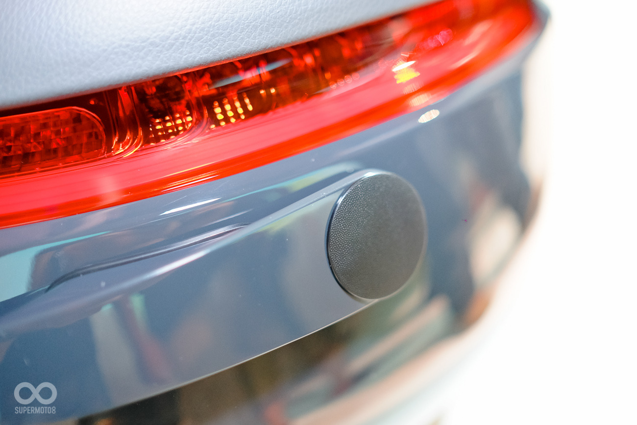 原後扶手磁扣設計,改為一般塑膠蓋