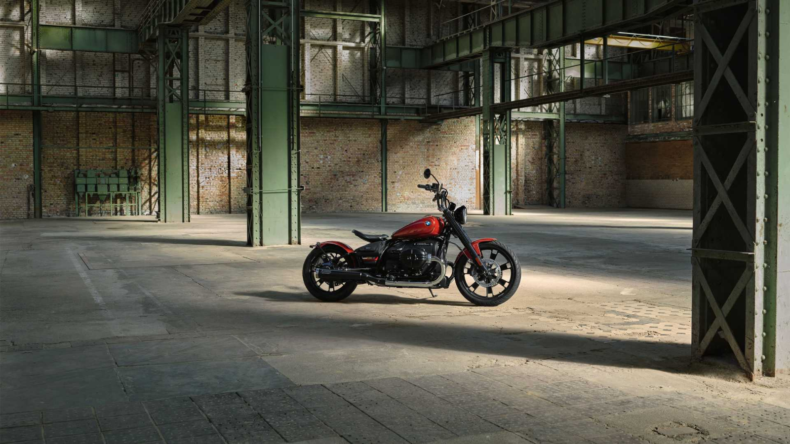 BMW R18整體風格和質感上乘，再加上Akrapovic排氣管更是錦上添花