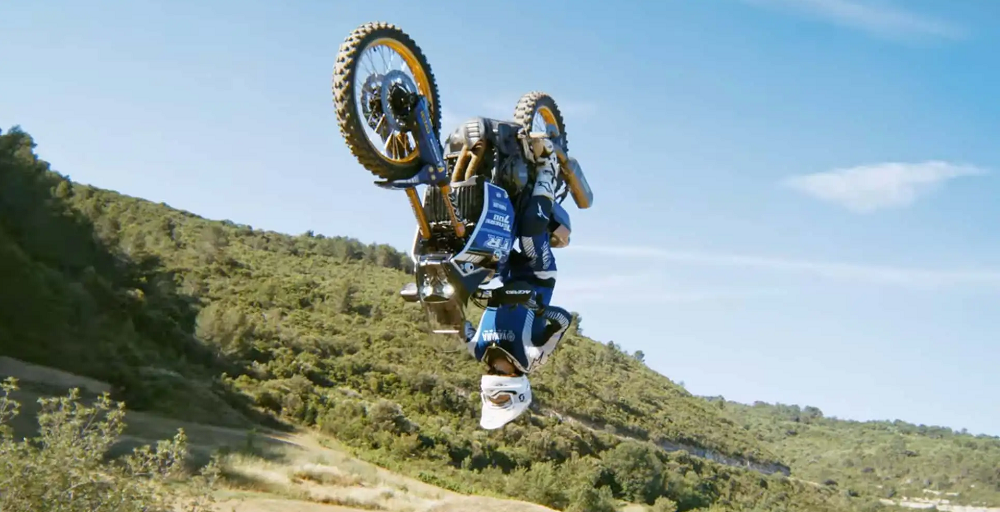 Yamaha拉力賽車隊最近和法國特技車手合作,騎著Ténéré 700進行有史以來第一次後空翻
