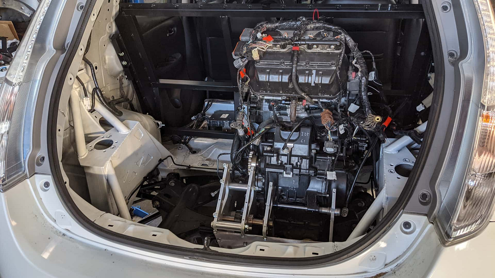 選擇Nissan Leaf後,Derek Young才發現車輛後方幾乎都是空的,可以直接安裝上這組引擎