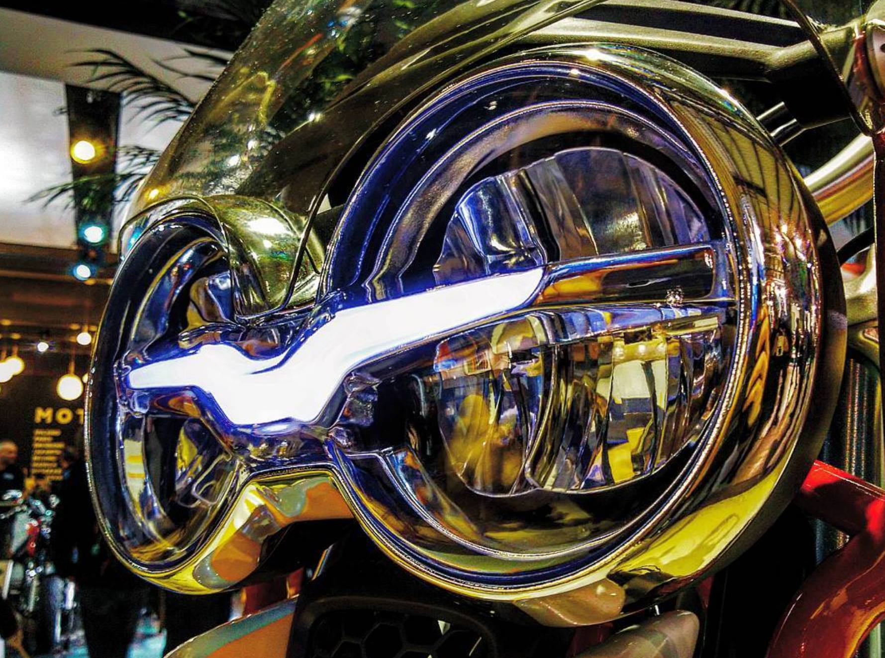 老味十足的雙圓燈之間還隱藏了廠徽的標誌，這些小巧思讓人很難不愛上V85 TT啊