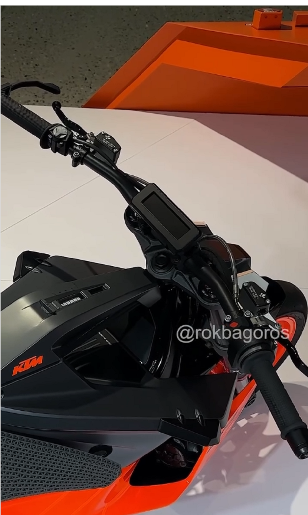 在原型車上，可以看到TFT液晶儀表