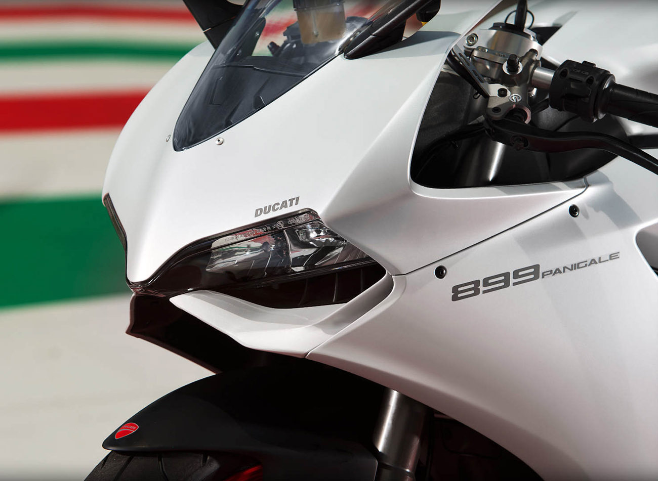 DUCATI 899 Panigale 頭燈下的左右翼片為分離式