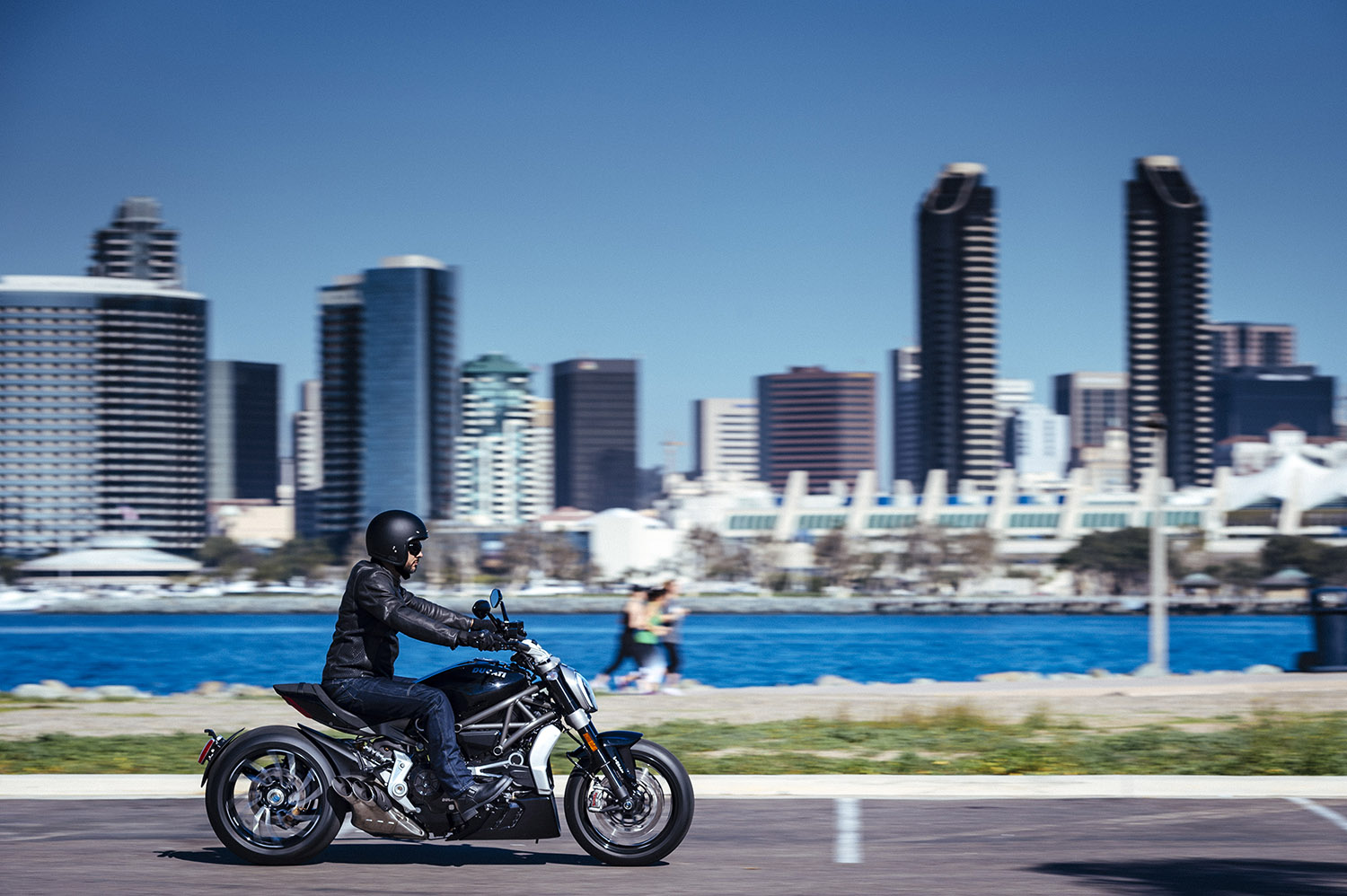 新款XDiavel的騎乘姿勢傾向於美式巡航車的前屈騎姿