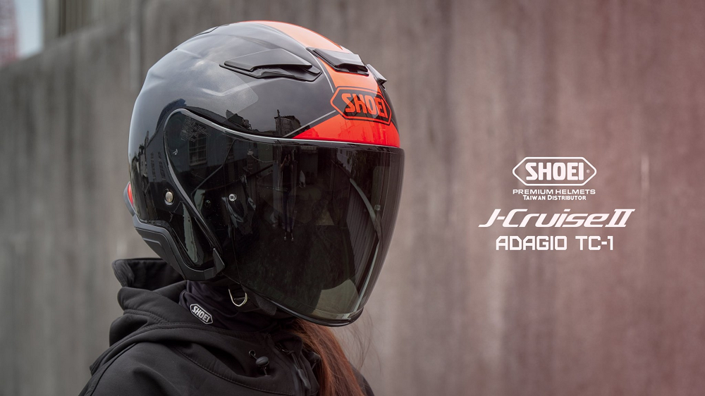 3/4的安全帽可以擁有更好的穿戴便利性、通風性以及最大化的騎乘視野,但也更容易讓你曬傷或空氣中的髒污接觸到自己