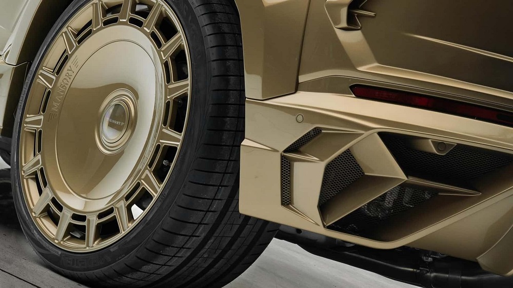 首先是整輛車的輪框換上了24吋的金色輪框