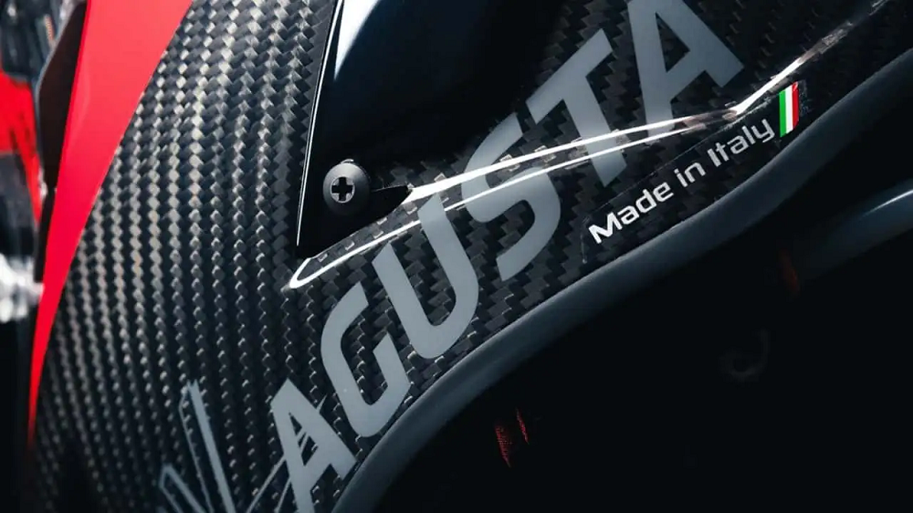 整頂安全帽也用上了碳纖維材質，側邊還有MV Agusta的字樣