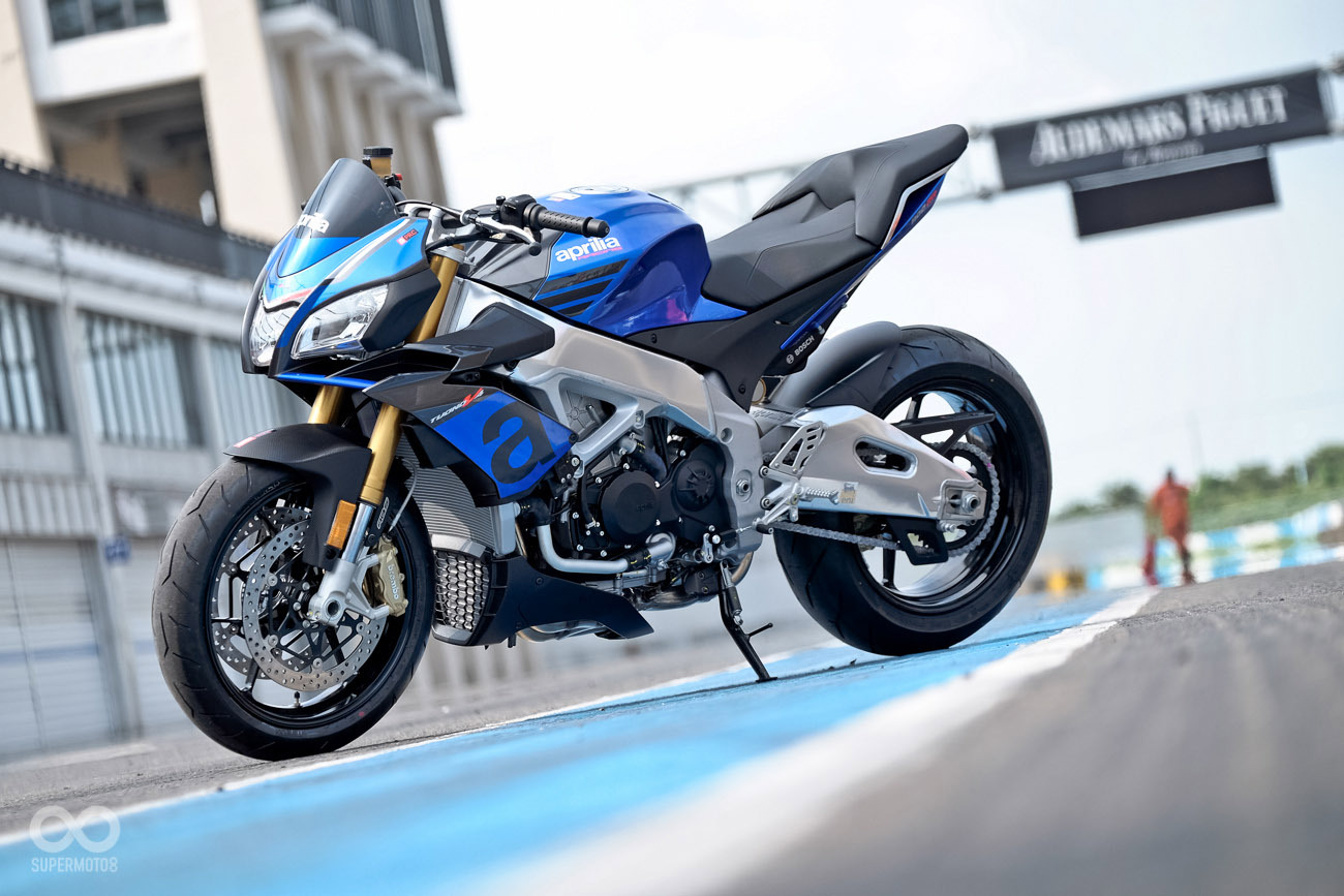 TUONO V4 1100 RR雖為街車設定，但車身線條俐落肌肉感十足，在陽光下非常吸引目光