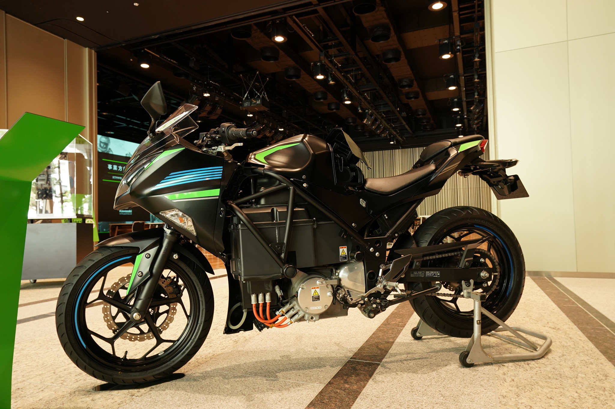 這台純電忍者配有變速箱和拇指煞車，難道會是一台以熱血取向的純電車型嗎