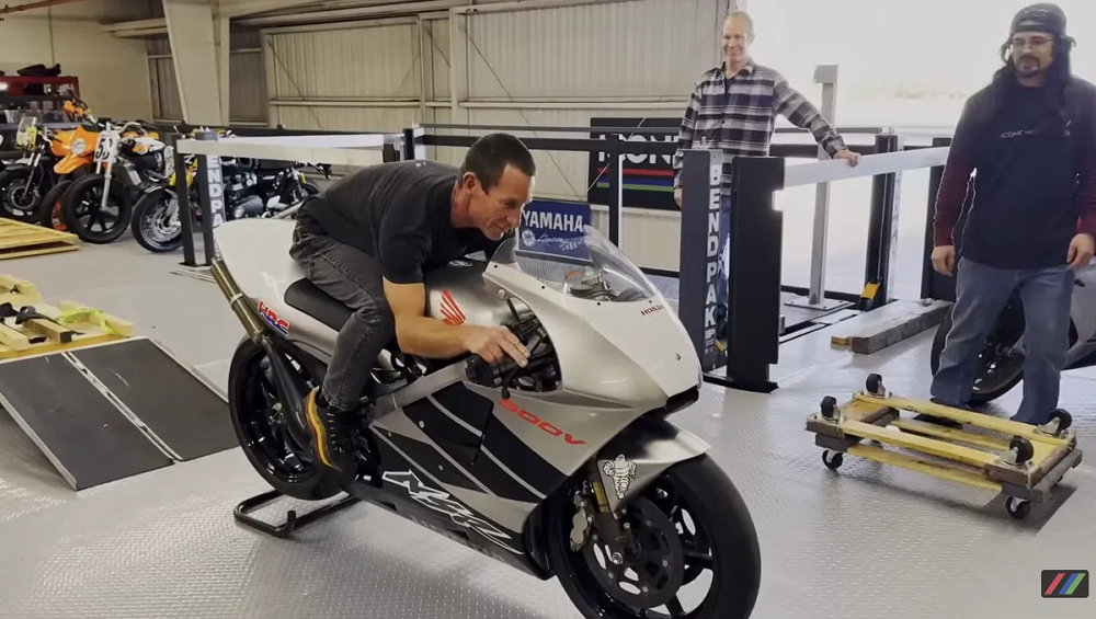 去年在英國的拍賣會上也有出現一台NSR500V，但他有使用過讓他的價格接近腰斬，由此可知有沒有使用過的重要性