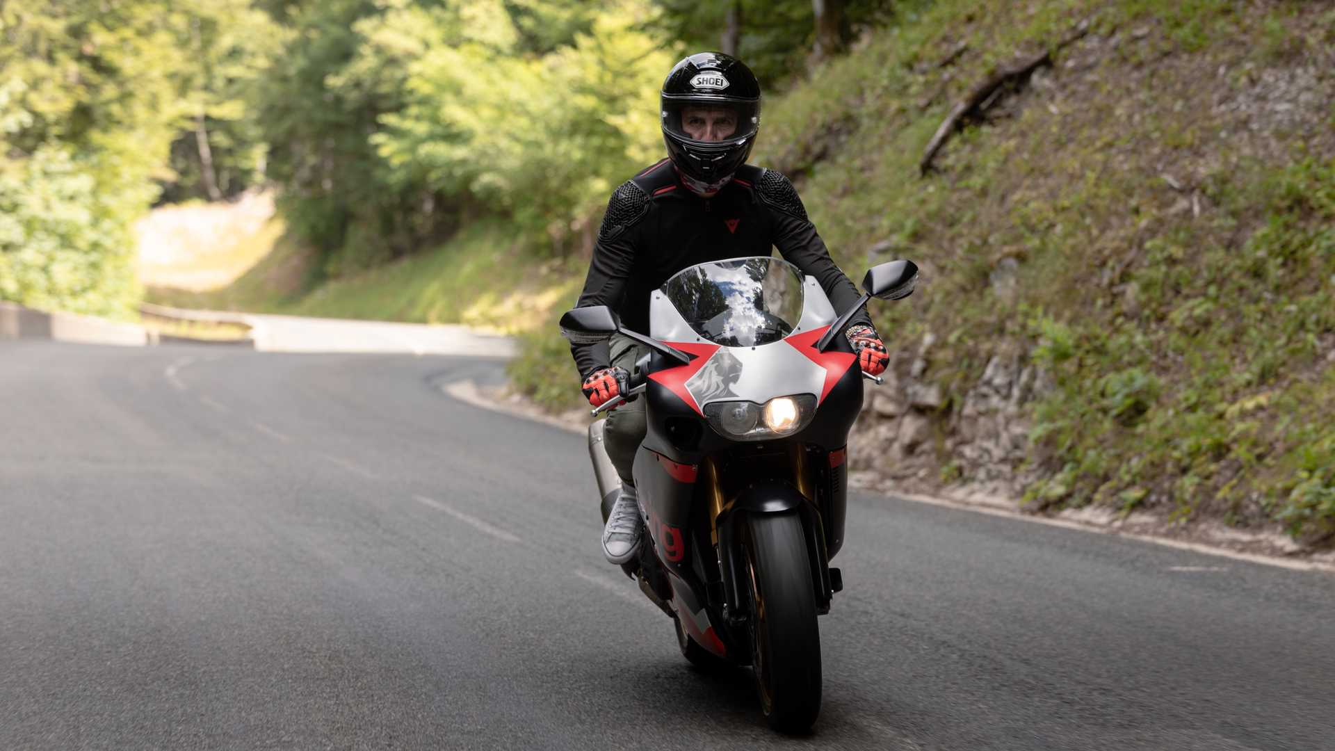 根據Le Week-End De Course表示,整台車改裝的最大問題在於要讓RSV4換上RS250的頭燈