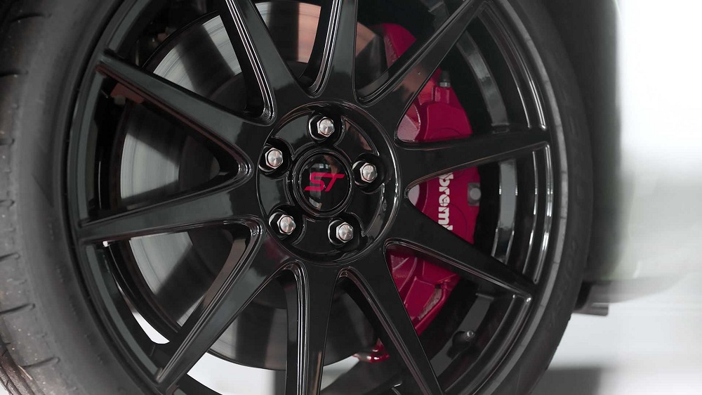 全新的賽道套件,讓Focus ST換上了19吋Pirelli P Zero Corsa的輪胎