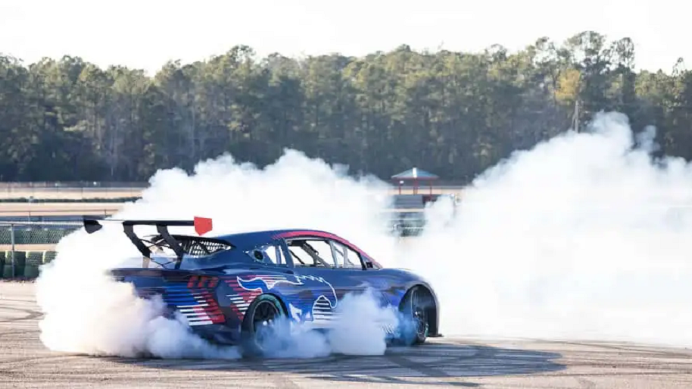 整輛車捨去了原先跨界休旅的造型,用上NASCAR賽事等級的配備,外觀也變得更像掀背車