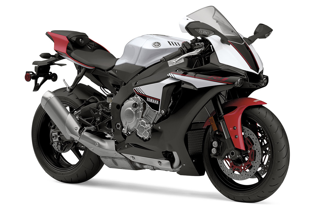 全新的白黑紅配色，與R1有著完全不同的風格