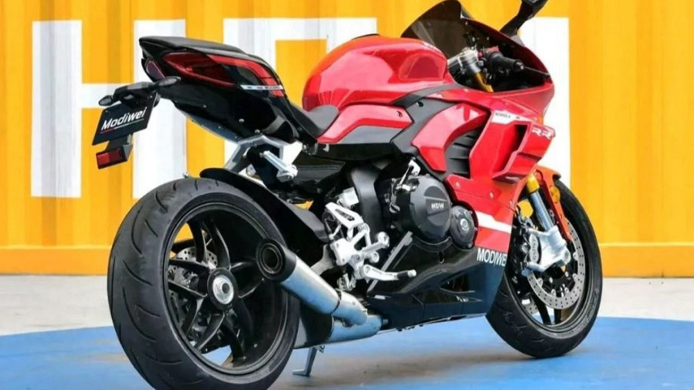 整輛車的外觀基本上和Panigale 1299完全一樣,大概就只差在排氣管的造型了