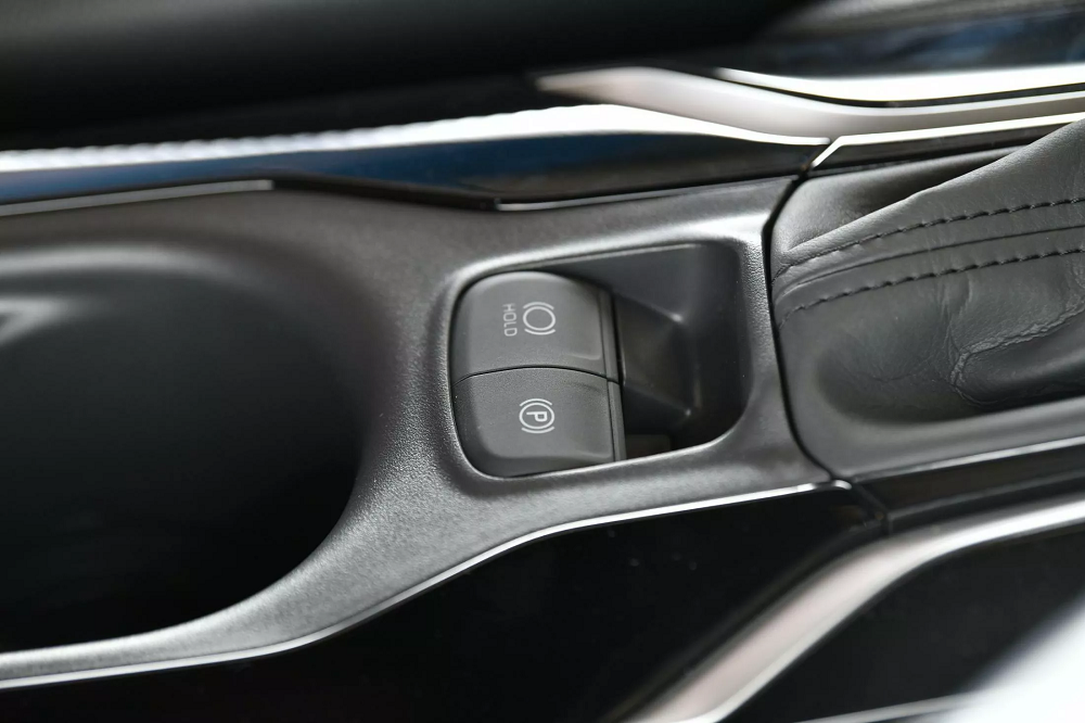 大家期待已久的電子手煞車和Auto Hold功能總算上身