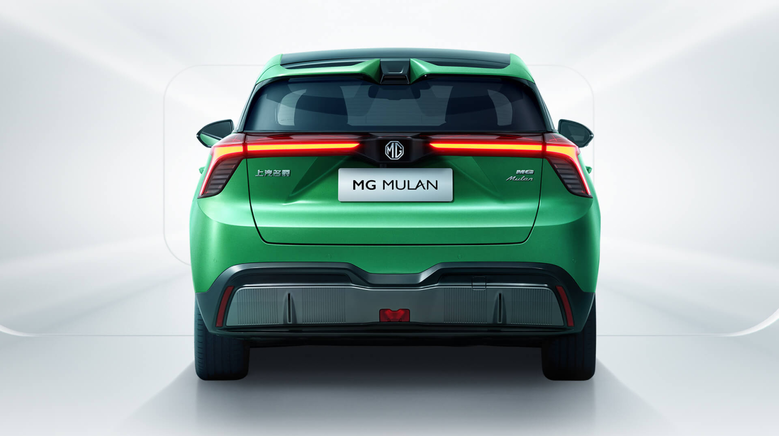 尾部仍然延續銳利線條風格,並採用貫穿式尾燈