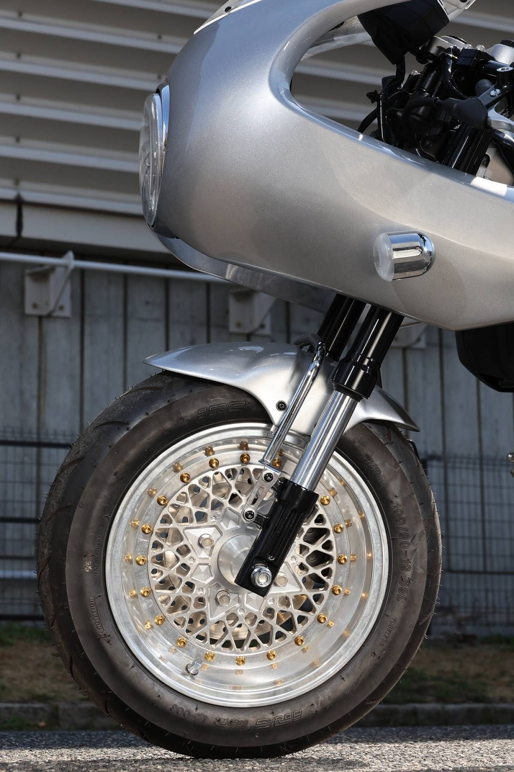 車頭的整流罩和鋼絲框，完全還原出來