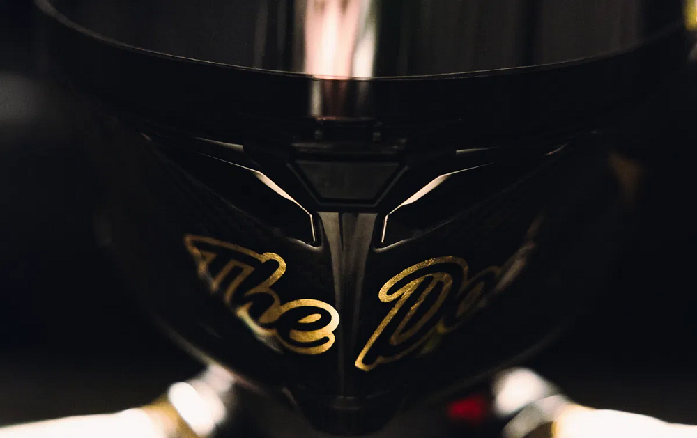 AGV安全帽也採用黑色塗裝搭配金色「The Doc」字樣,和皮衣相呼應