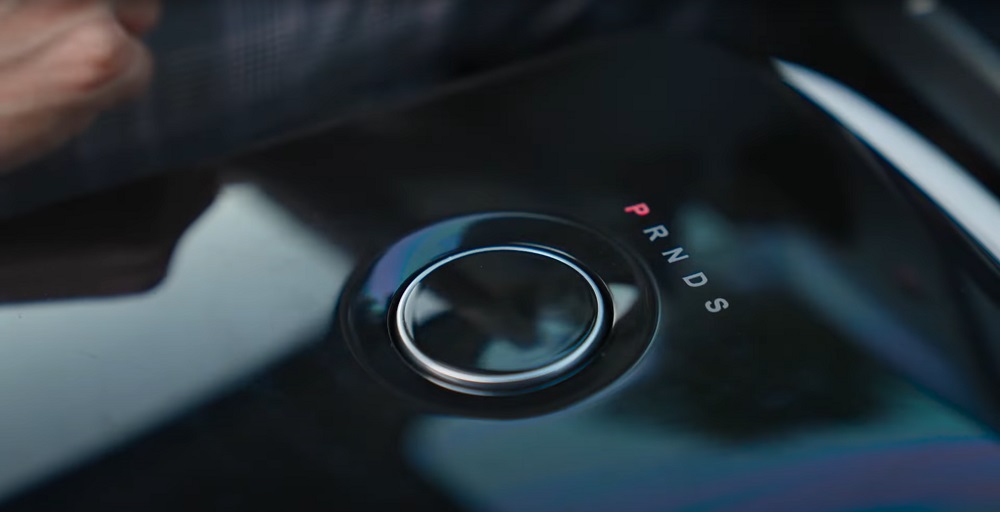 車輛未發動前,旋鈕式的排檔桿將收起