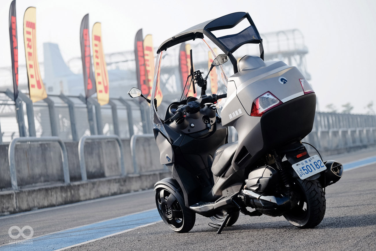 ADIVA AD3除了在現場展示，更提供試乘車讓有興趣的騎士進行賽道試乘。