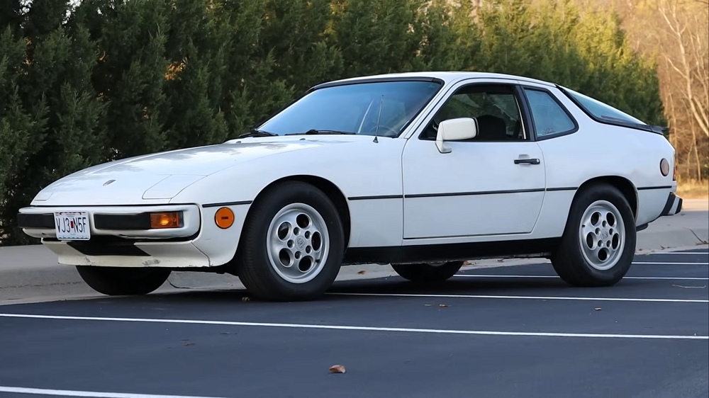 國外一間機車改裝工作室Brick House Builds,嘗試將機車排氣管裝到一輛1987年的Porsche 924S上