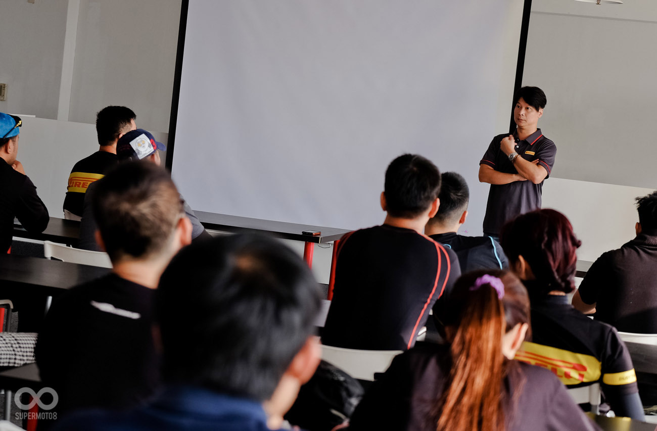 PIRELLI摩托車輪胎 亞太區代表 Jason Lee，介紹倍耐力輪胎的未來計畫與方向。