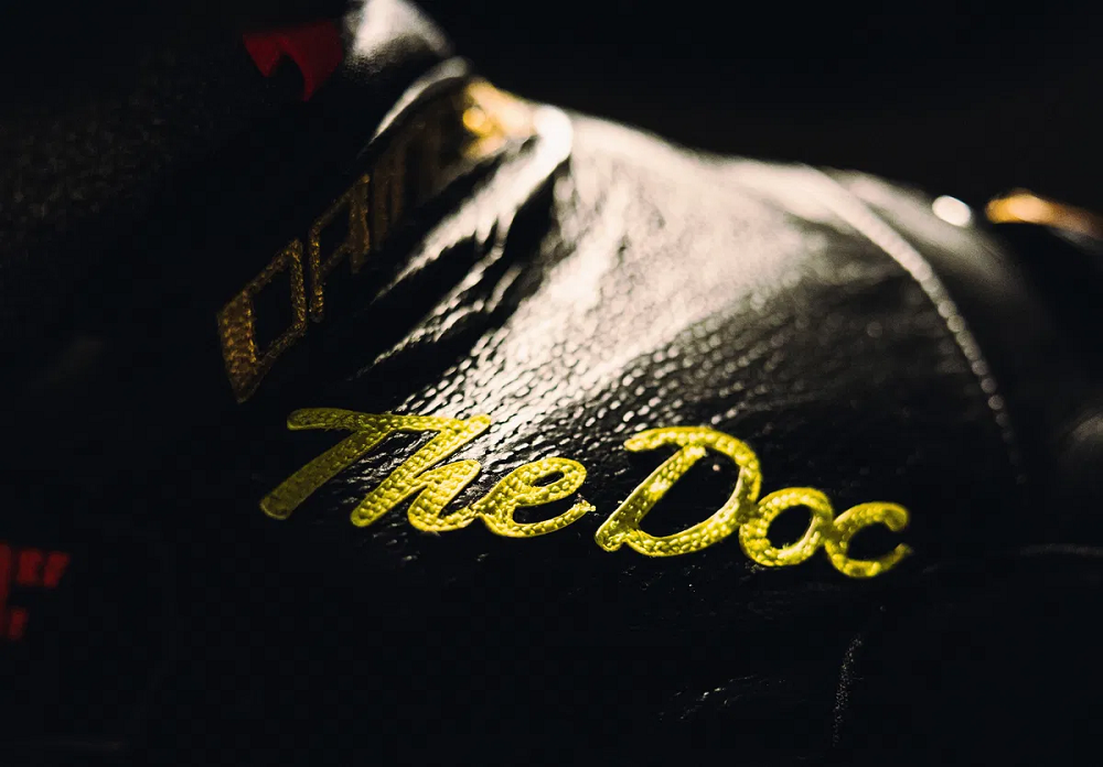 皮衣左側胸口有著金色「The Doc」標誌
