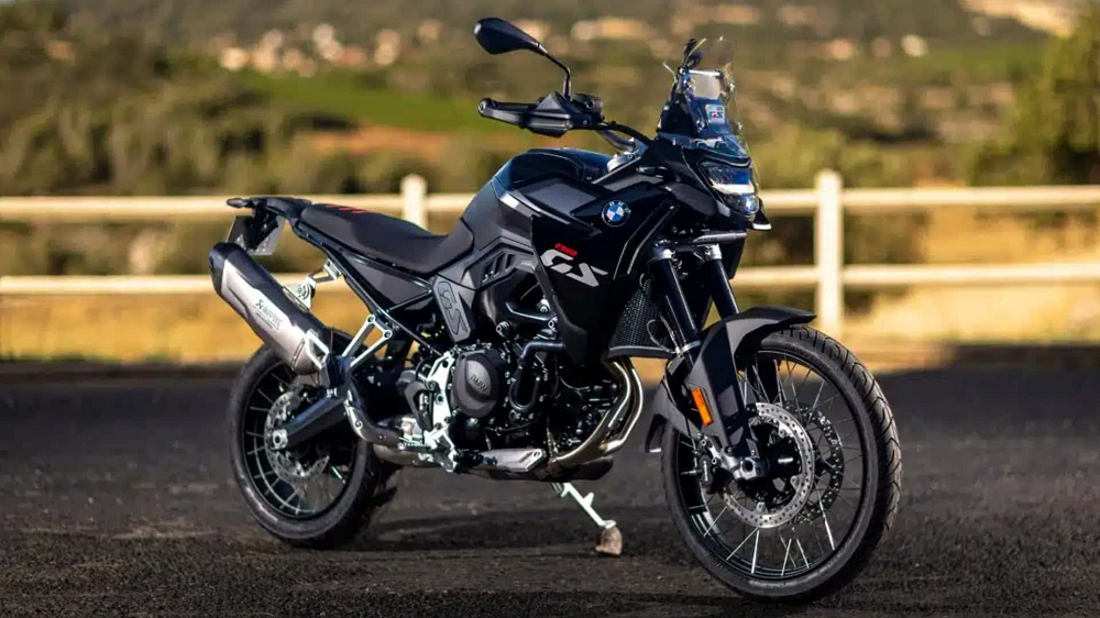 F 900 GS除了換上全新的暗黑塗裝，也多了進階騎乘模式和快排系統可以選配