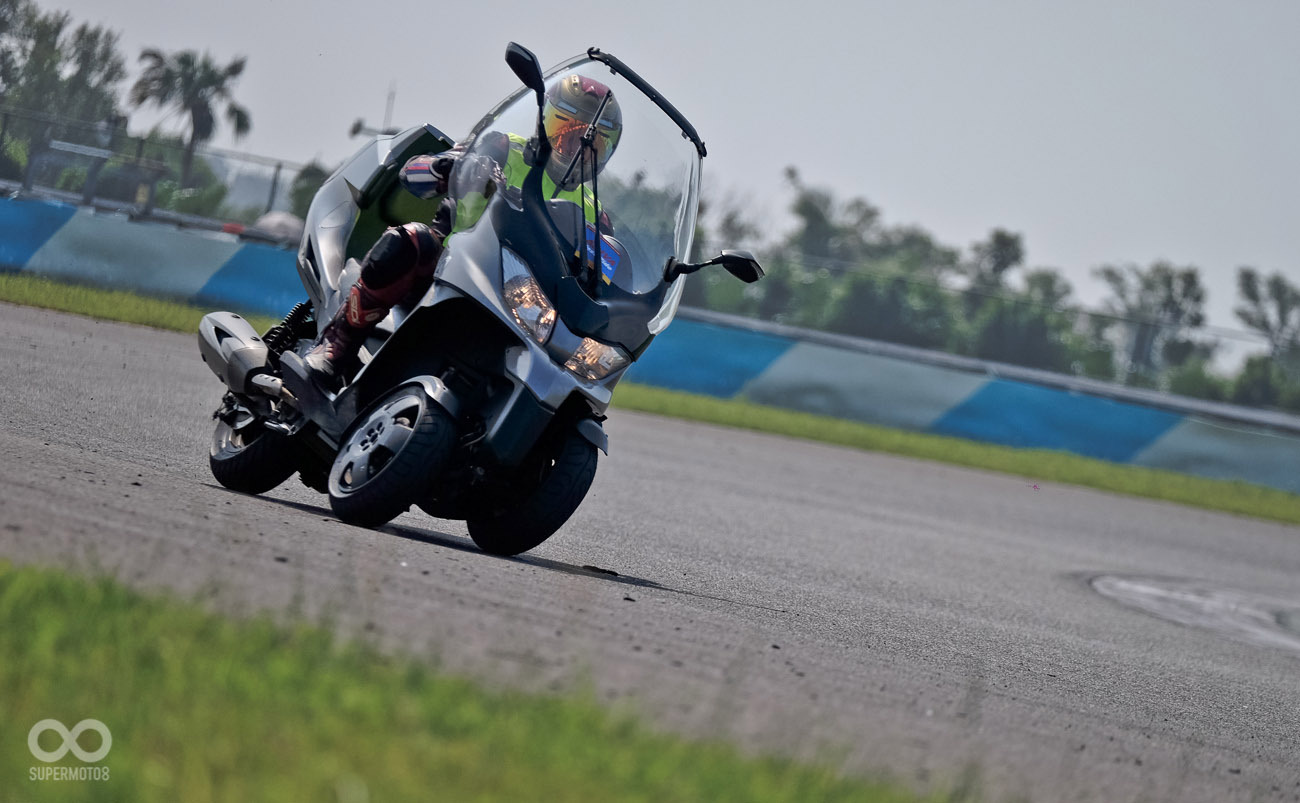 第一次看三輪車在大鵬彎奔馳，非常有趣的畫面