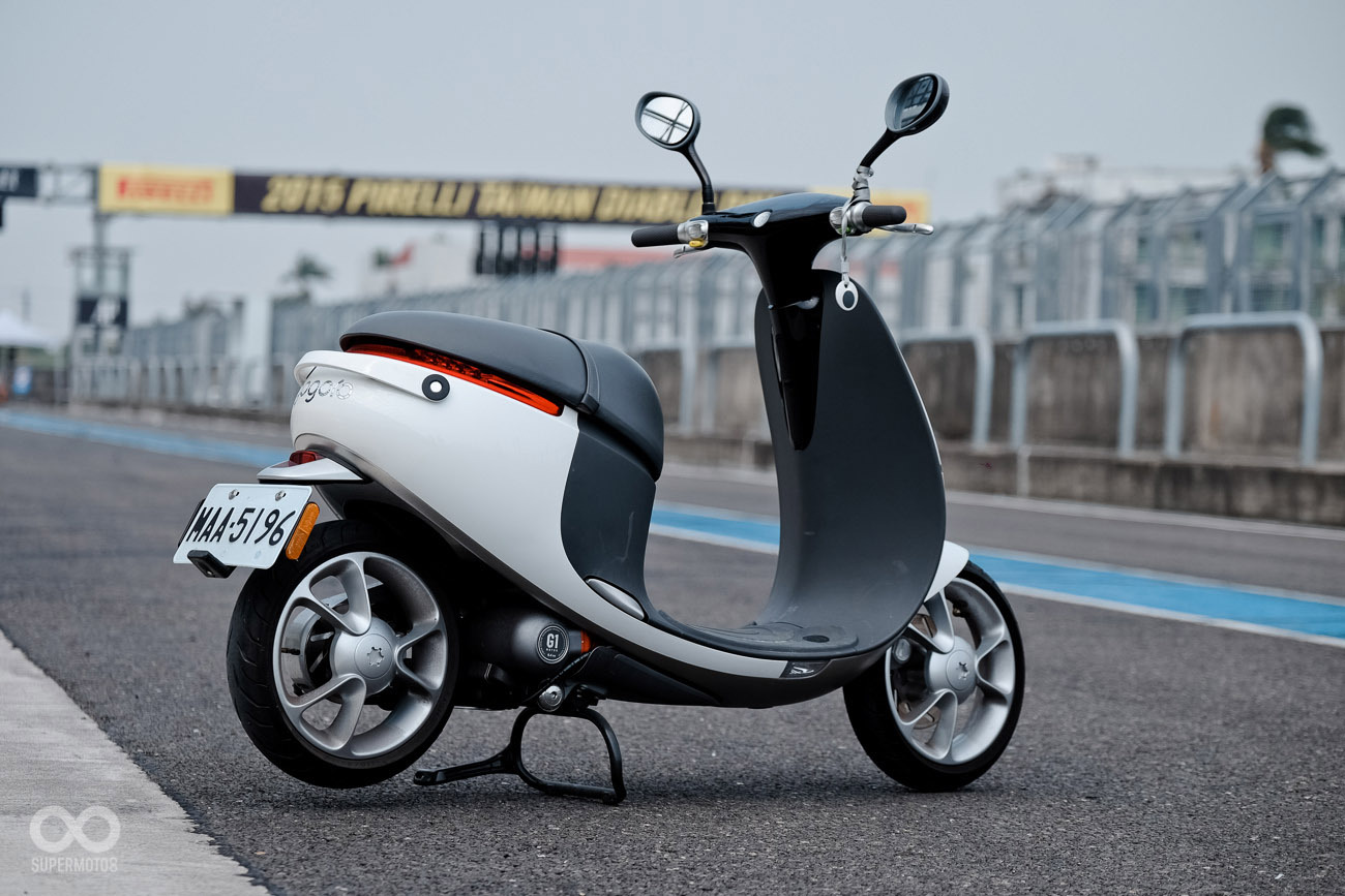 場邊還出現了台灣火紅的電動車gogoro，雖然沒能進入賽道，但當工作車可以說是非常稱職