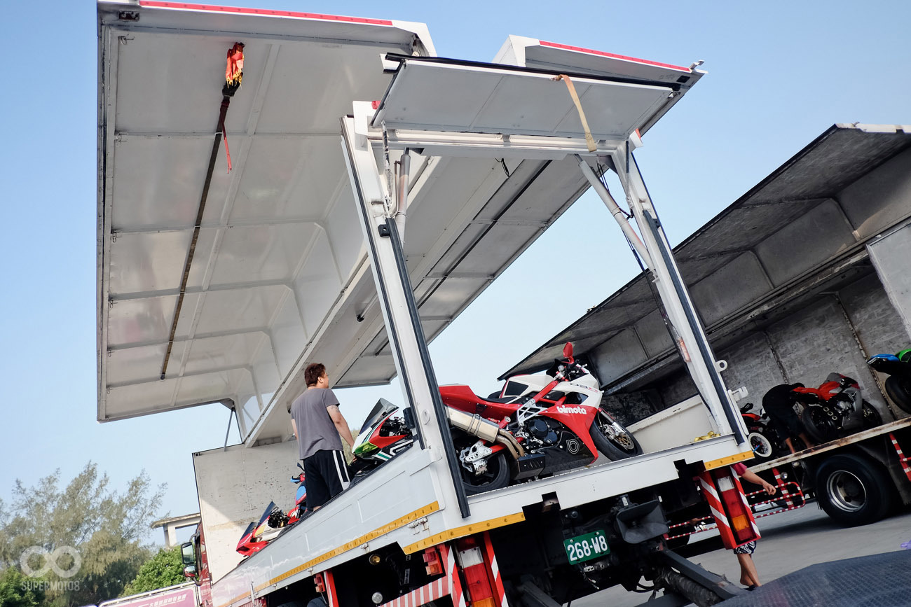 滿載了許多經典與昂貴的跑車來到現場