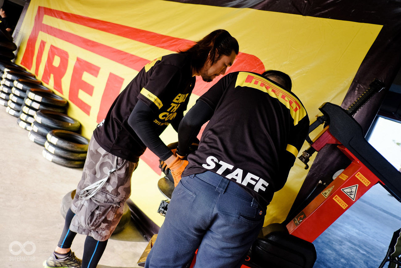 現場由PIRELLI官方的專業人員提供換胎服務。