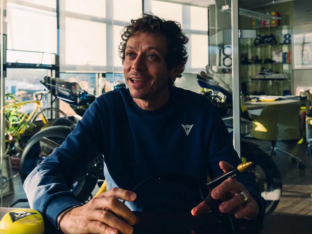 除了公益拍賣的01/46套裝外,其他45組都會在指定通路販售,而且每一組套件都會有官方認證書和Rossi的親筆簽名