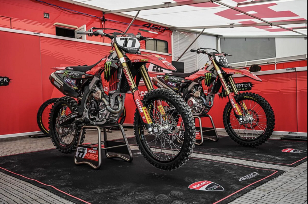 Desmo250 MX正是想複製Desmo450 MX的經驗,讓他直接在高張力的比賽亮相,並取得佳績進行宣傳