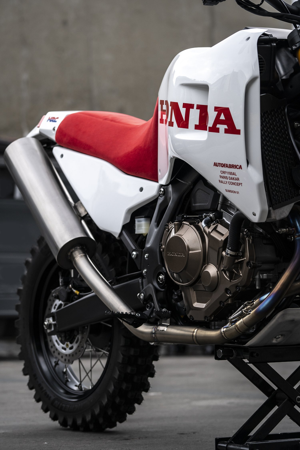 排氣管也進行了客製化的改裝,但引擎部分維持了現行款Honda CRF1100L的配置