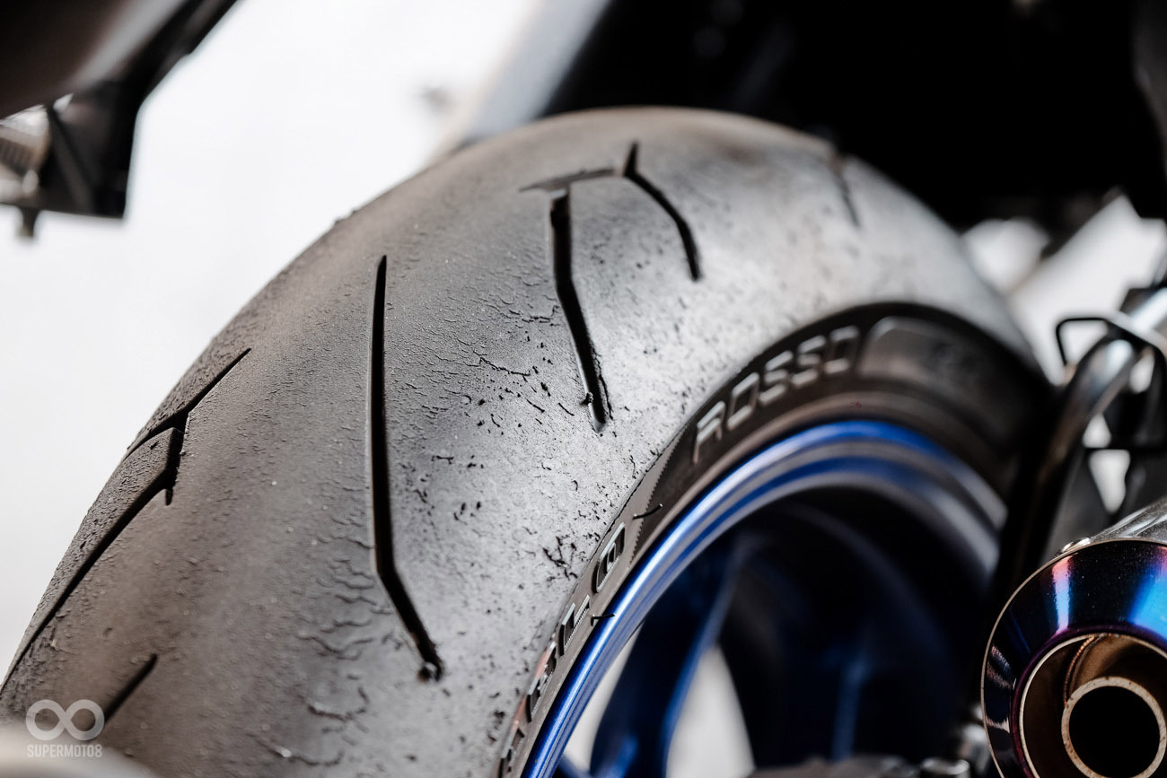 R3搭配倍耐力針對輕跑推出的全新ROSSO2，已經融出胎削