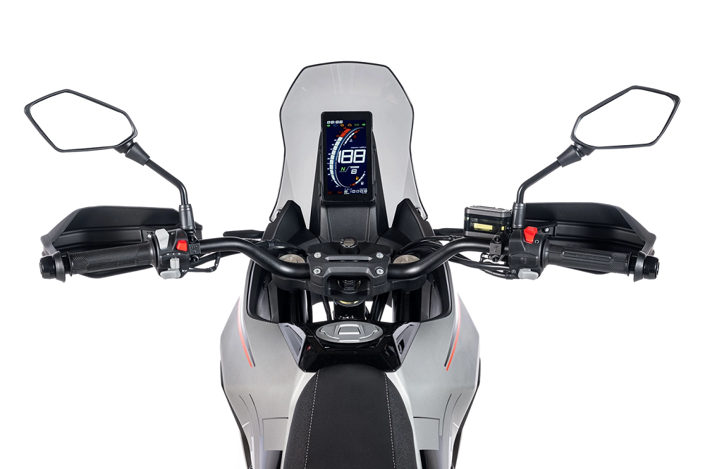 為了滿足市區通勤使用,他採用了LCD的儀表,ABS系統也是不可關閉的